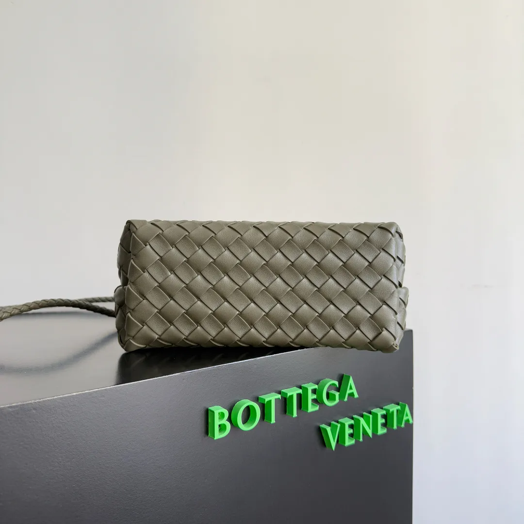 The 2023 new Andiamo batch 1860BV is shipped‼ ️Really popular🔥The new Andiamo woven handbag launched by Bottega Veneta this season is really popular all over the world! ! Celebrities at home and abroad have worn it, and Oscar-winning actress Michelle Yeoh has taken it out on the street. Song Jia, Trai Yara, Yu Feihong, Sanji Ayaka, Rosie Hunting-Whiteley, Yoshioka Riho, etc. have all picked up this bag. It is classic and versatile, showing off its temperament, and the bag capacity is also large, which is very convenient for daily commuting! ! A variety of carrying methods, the shoulder straps can be adjusted by yourself, the original lambskin feels soft and delicate, and the unisex style breaks gender boundaries and brings a more practical and longer-lasting use experience. Andiamo, which has both elegant and casual styles, perfectly interprets the true appearance of "fashionable old money style". Style number: 743568 Size: 25*22*10.5cm